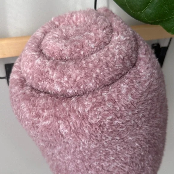 Columbia Plush Sherpa Throw Wine Blanket - Picture 6 of 7